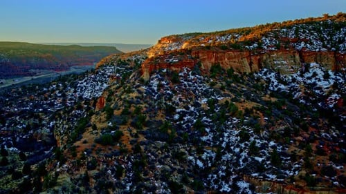Imágenes aéreas que capturan los dramáticos colores y formas del paisaje de los hoodoos en forma de seta venenosa.