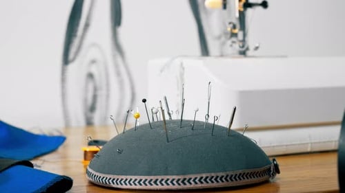 Das Nadelkissen „Closeup in a Sewing Workshop“ ist komplett mit Nadeln und Stecknadeln gefüllt