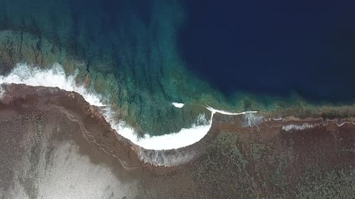 Tahiti : fly over the reefwaves drone view