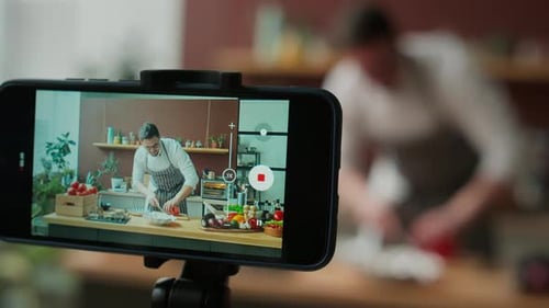 Un chef filme une vidéo de cuisine dans la cuisine