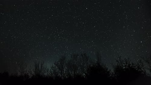 Sternenhimmel-Zeitraffer mit sichtbarer kosmischer Bewegung