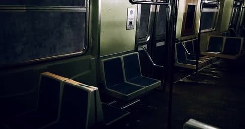 Leerer Innenraum der U-Bahn in den späten Abendstunden mit gedämpfter Beleuchtung