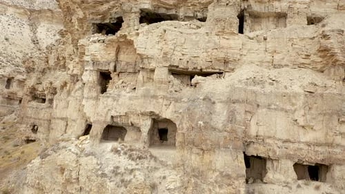Vue aérienne de l'ancienne maison troglodyte rocheuse 4