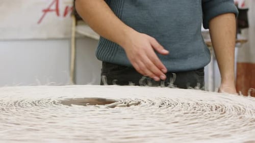 Zubereitung traditioneller türkischer Desserts Kadayif Kunefe Gebäckmaschine im Display 3