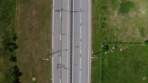 Mouvement vertical au-dessus d'une route vide avec lampadaires sur les côtés