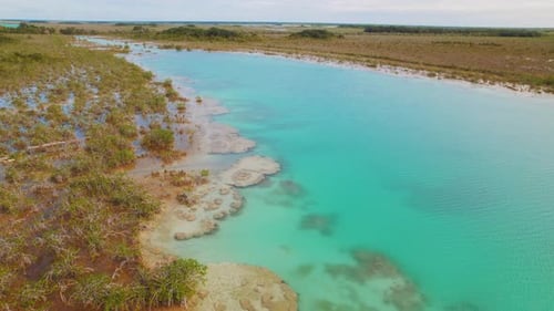 Vue aérienne de la lagune de Bacalar aux eaux turquoises avec des stromatolites au Mexique