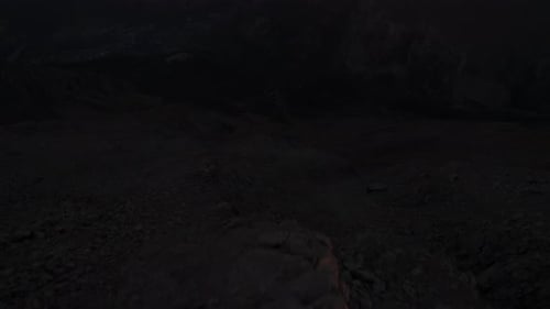 Vista aérea de turistas en el pico de la montaña Testa Di Liconi y la montaña del Mont Blanc en Horizon, italiano
