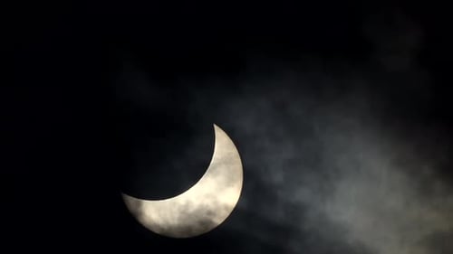 Erstaunliches Echtzeit-Rohmaterial von Naturphänomenen Sonnenfinsternis über Wolken und Wind