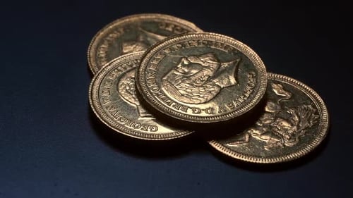 Antiques pièces souveraines en or britanniques, gros plan sur fond sombre