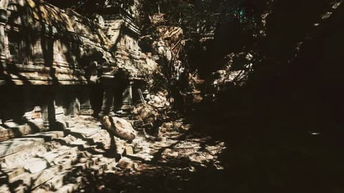 Scène extérieure sereine avec des rochers accidentés et une lumière solaire perçante