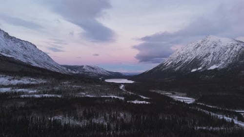 Vue aérienne panoramique des montagnes lacustres dans le désert de Carcross, Yukon, Canada.