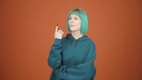Eine nachdenkliche junge Frau in Richtung Kamera hat eine Idee.