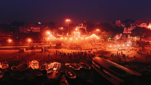 Hermosas imágenes nocturnas con drones de Assi Ghat, Varanasi