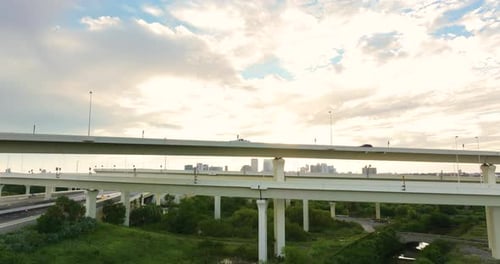 Intersection autoroutière surélevée dans la ville américaine de Tampa, en Floride, avec Fast Moving Cars USA