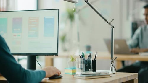 Reihe eines vielfältigen Teams brillanter junger Fachkräfte, die an Desktop-Computern arbeiten. Modernes, stilvolles O