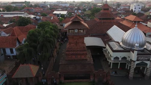 Vista aérea desde lo alto de la torre del reloj de Kudus junto a la mezquita islámica, Kudus Indonesia