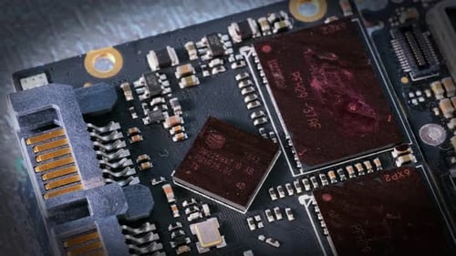 Plan de suivi par puce électronique, vignette foncée. Les technologies de demain dans le domaine des semi-conducteurs. Processeur CPU
