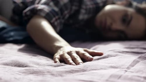 Une jeune femme reste à la maison pendant la quarantaine