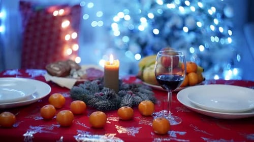 Nahaufnahme-Hintergrundvideo des Weihnachtstisches