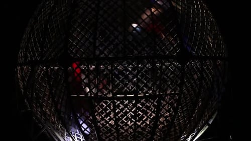 Des acrobaties à moto à l'intérieur de Globe of Death, prise de vue avec zoom extrême