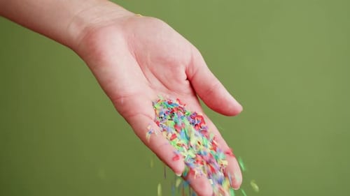 Contaminación por microplásticos Partículas de plástico en la mano Primer plano Basura y basura Problemas ecológicos