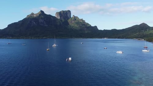 Viaduto sobre a tranquila baía azul nos mares do sul, Ilha Polinésia de Bora Bora