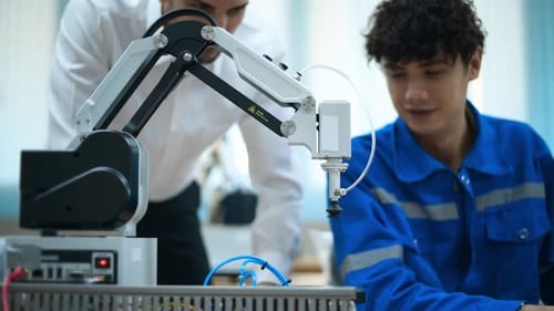 Auszubildender Robotikingenieur lernt mit dem Programmieren und Manipulieren der Roboterhand