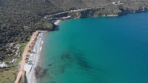 Wunderschöner Strand und Wasserbucht in der spektakulären griechischen Küstenlinie. Türkisblau transparent