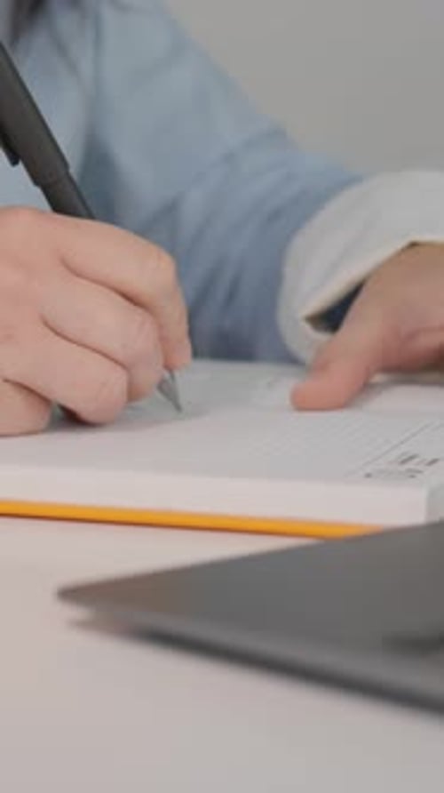Focused Writing at a Minimalist Workspace A Creative Approach to NoteTaking Enhancing Brainstorming