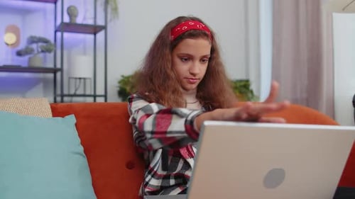 Junges freiberufliches Mädchen liegt auf der Couch und schließt den Laptop, nachdem sie die Arbeit im heimischen Wohnzimmer beendet hat