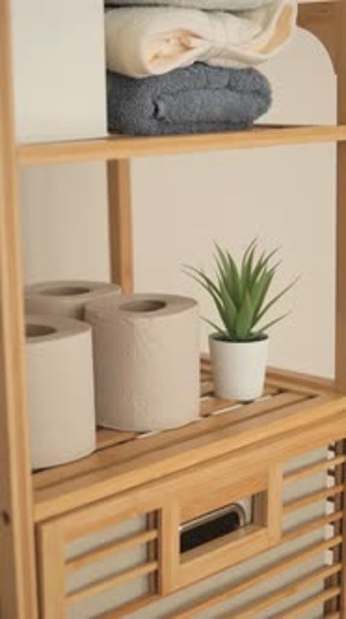Rangement de salle de bain élégant avec serviettes et papier toilette