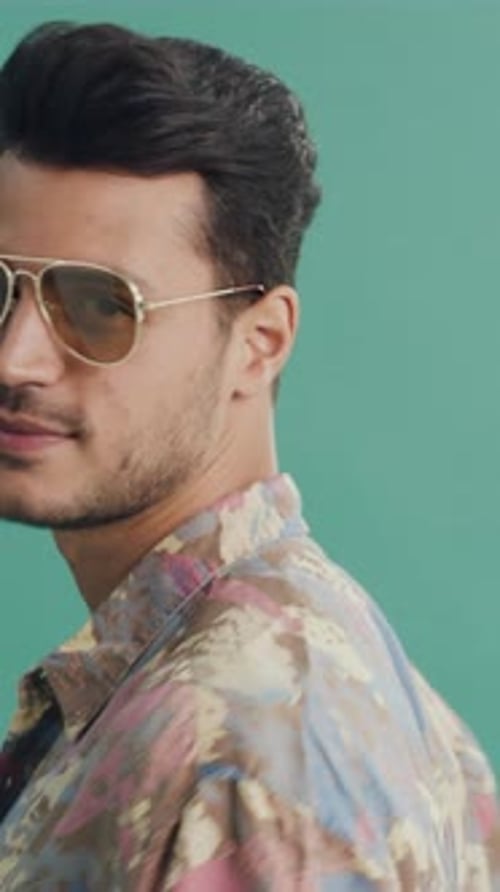 Gesicht, Mode und Sonnenbrille mit Mann im Studio für Sommerästhetik, Bekleidung oder Urlaubsoutfit
