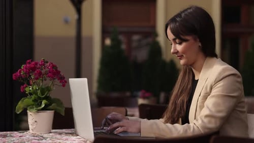 Escribir en una computadora portátil Office Outside Study en línea