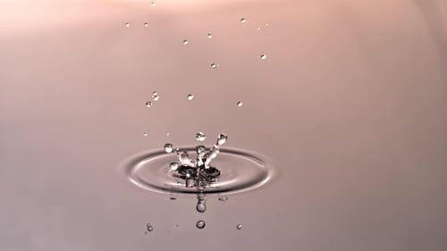 Wassertropfen in Superzeitlupe, gefilmt mit einer Hochgeschwindigkeitskamera mit 1000 Bildern pro Sekunde