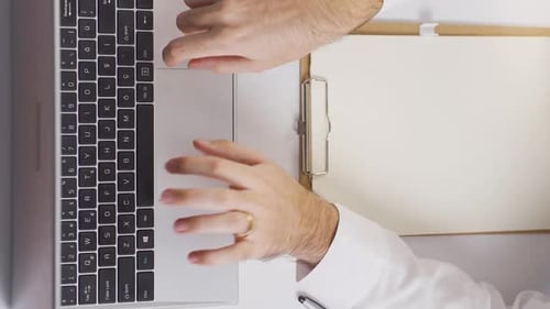 Vertikales Video eines unglücklichen verheirateten Geschäftsmannes.