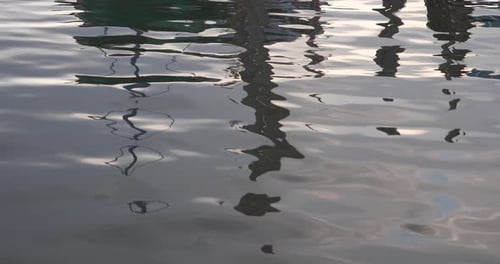 Wellenreflexion im Fluss eines Holzboots, das wellenförmige Muster erzeugt. Statische 4K-Aufnahme mit weitem Öffnungswinkel.