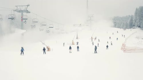 Skipiste Resort mit Lift Und Schneemaschine