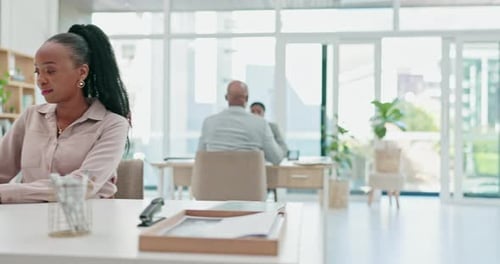 Espace de bureau, coworking et gens d'affaires occupés au bureau travaillant sur un projet