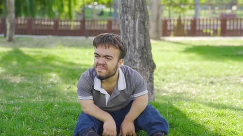 Jovem anão com deficiência visual.