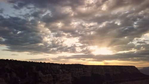 Timelapse du coucher de soleil avec des nuages dans le parc national du Grand Canyon, Arizona, États-Unis
