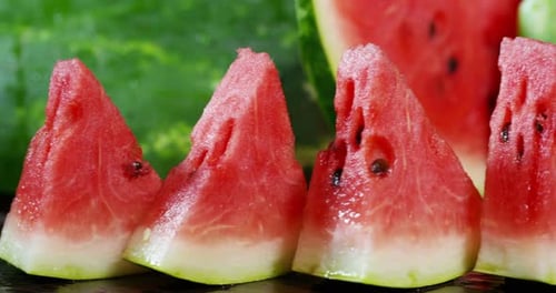 Schöne köstliche rote, grüne, saftig geschnittene Wassermelone, auf dem Tisch, bunt. Konzept: reifes Obst