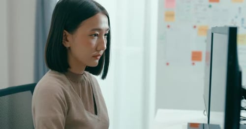 Jeune adulte asiatique, femme indépendante, dactylographie, écriture rapide, bot AI, application informatique, programme intelligent, nomade.