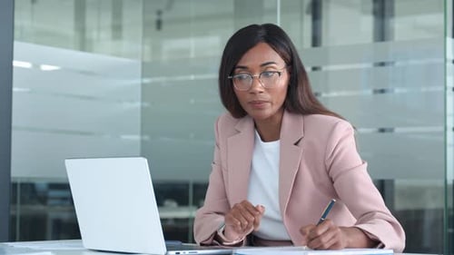 Mulher de negócios profissional ocupada Rh trabalhando no escritório tendo reunião virtual