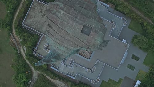 Statue du parc culturel Garuda Wisnu Kencana vue d'en haut