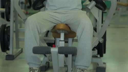 Mann trainiert die Brustmuskulatur