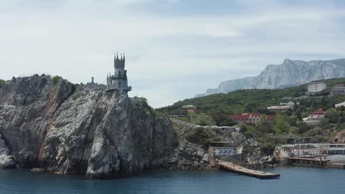 Vista aérea da deslumbrante rocha e do castelo do ninho de andorinha na Crimeia, Rússia