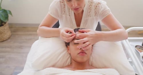 Acupuncteur professionnel traitant un patient avec des aiguilles