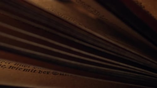 Makro der Deutschen Heiligen Bibel Das Evangelium Spirituelle Lehren für Christen Alte Seiten eines alten Buches