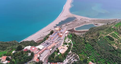 Vue aérienne du sanctuaire de Tindari, Italie.