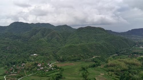 Luftaufnahme des natürlichen Berges im Dorf Dadapan, Sedan, Rembang, Zentral-Java.